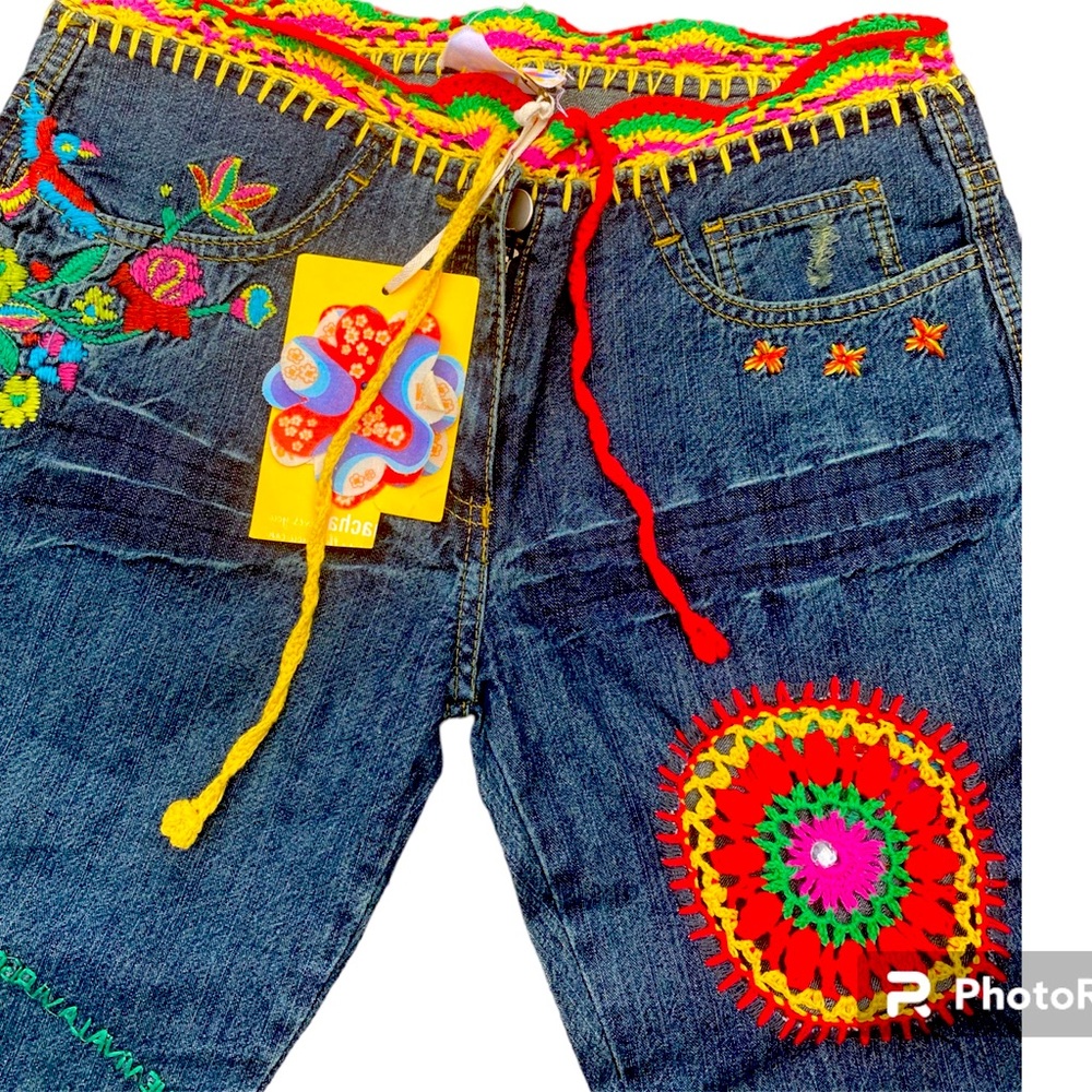 MUCHACHA Ladies Embroidered Jean Capris! NWT